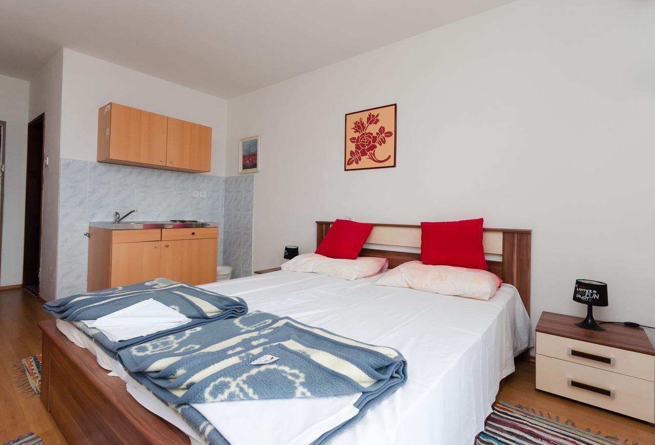 Apartments And Room Luka เคลโนวีซา ภายนอก รูปภาพ