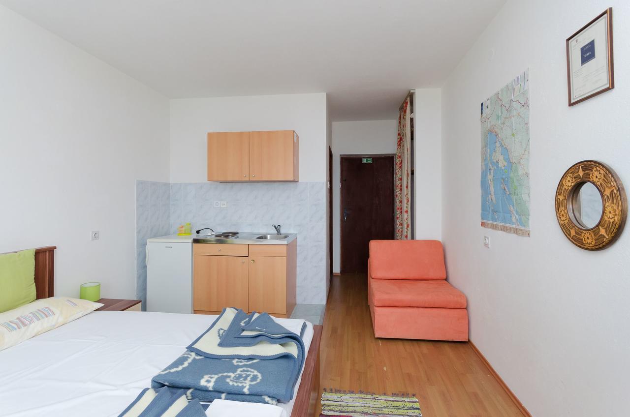 Apartments And Room Luka เคลโนวีซา ภายนอก รูปภาพ
